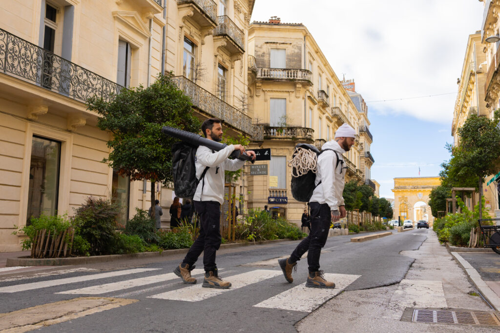 Cordiste entrain de traverser une rue de Nîmes